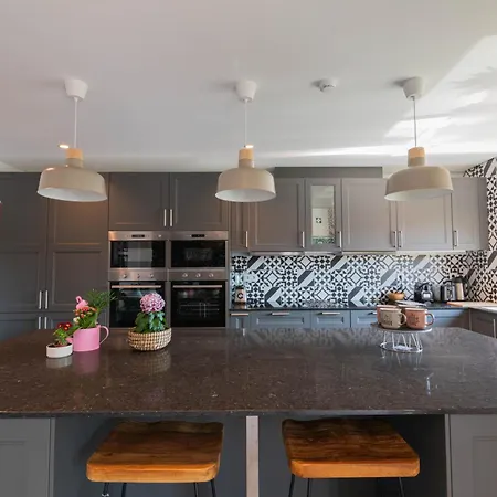 7min From And Se Velha - Ac - Work Desk - Wifi 300mbs -suite 7 And 8 Gæstehus Coimbra